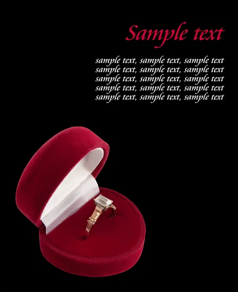 Anello di diamanti femminile isolato in scatola di velluto rosso — Foto Stock
