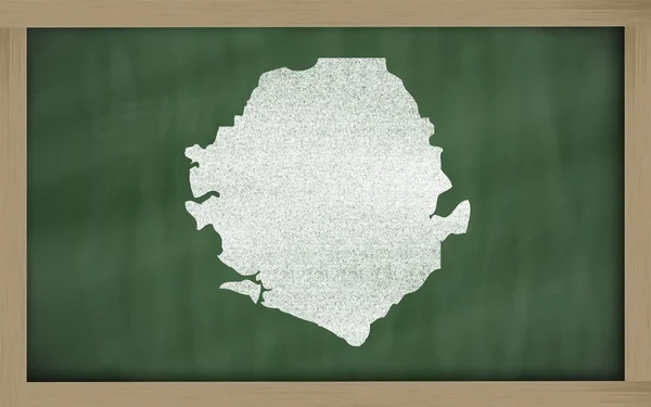 黑板上的塞拉利昂大纲地图 — 图库照片