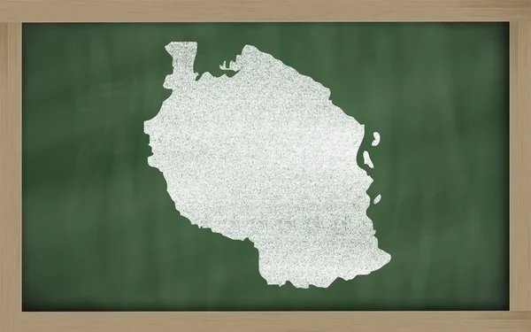 坦桑尼亚的黑板上的大纲地图 — 图库照片