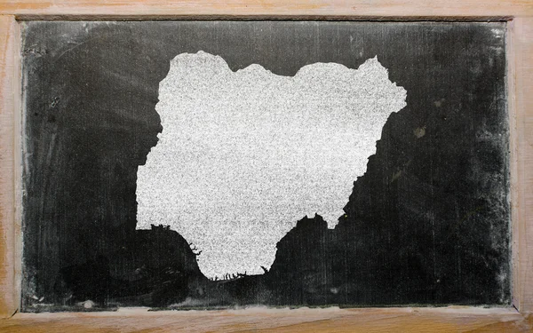 Mapa do contorno de nigeria no quadro negro — Fotografia de Stock