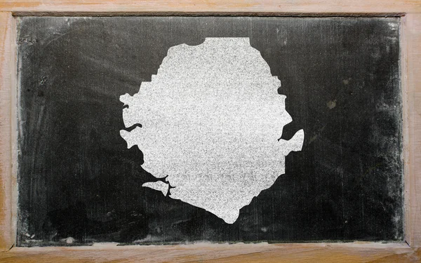 Overzicht-kaart van sierra leone op blackboard — Stockfoto