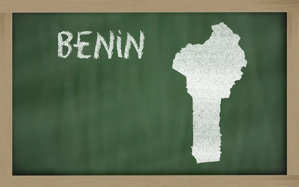 Mapa do contorno de benin no quadro negro — Fotografia de Stock