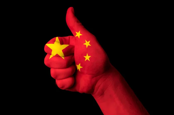 Национальный флаг Китая поднят вверх жестом за превосходство и мужество — стоковое фото