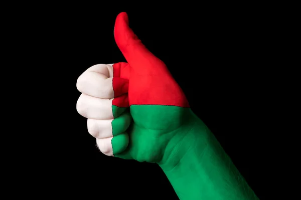 Madagáscar bandeira nacional polegar gesto para cima para a excelência e ach — Fotografia de Stock