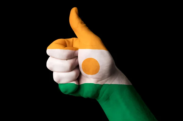 Niger bandiera nazionale pollice in su gesto per l'eccellenza e realizzare — Foto Stock