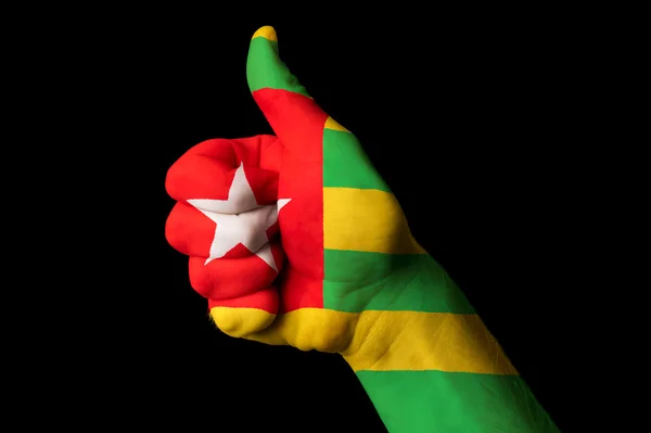 Togo nationale Flagge Daumen hoch Geste für Exzellenz und erreicht — Stockfoto