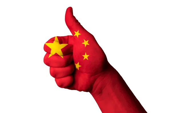 Национальный флаг Китая поднят вверх жестом за превосходство и мужество — стоковое фото