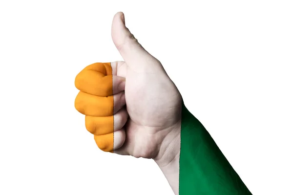 Costa de Marfil bandera nacional pulgar hacia arriba gesto de excelencia y ac — Foto de Stock