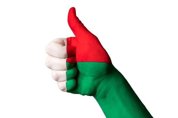 Madagáscar bandeira nacional polegar gesto para cima para a excelência e ach — Fotografia de Stock