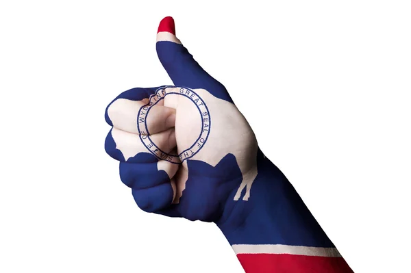 Вайоминг нас штатный флаг большой палец вверх жест за совершенство и ачиев — стоковое фото