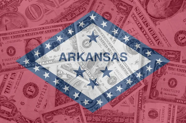 Oss staten arkansas flagga med transparent dollar sedlar i b — Stockfoto