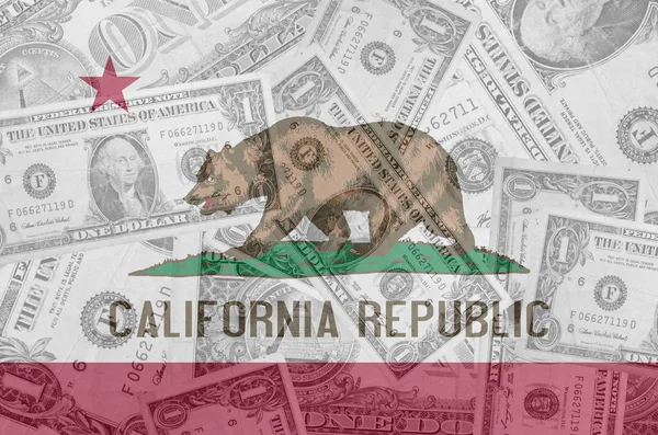 Drapeau de l'état de Californie des États-Unis avec des billets en dollars transparents en — Photo