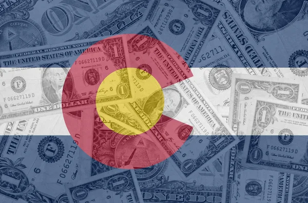 Bandera del estado de Colorado con billetes en dólares transparentes en b — Foto de Stock