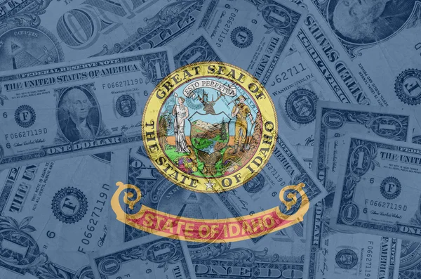 私たちの後ろに透明のドル紙幣でアイダホ州旗 — ストック写真