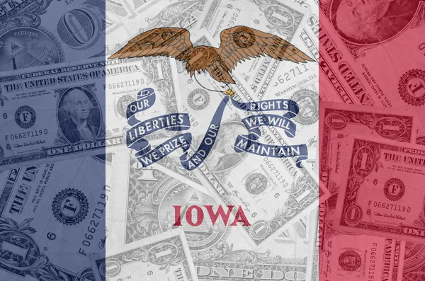 Bandera de Iowa con billetes en dólares transparentes en la parte trasera — Foto de Stock