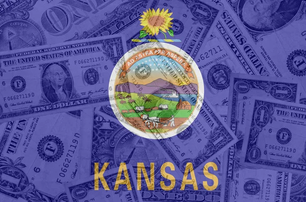 Bandeira do estado do Kansas dos EUA com notas de dólar transparentes no bac — Fotografia de Stock