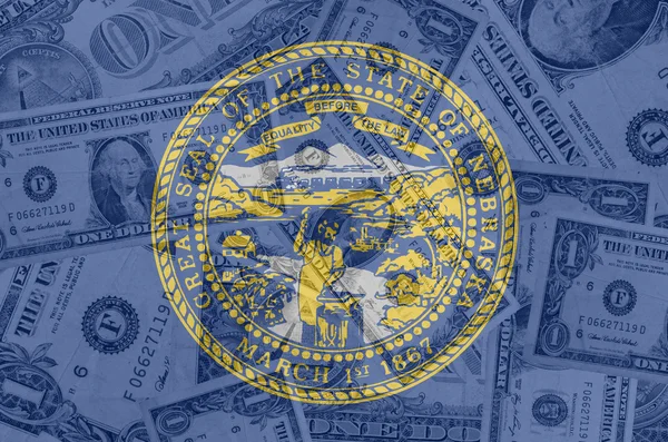 Drapeau de l "État américain du Nebraska avec billets en dollars transparents en b — Photo