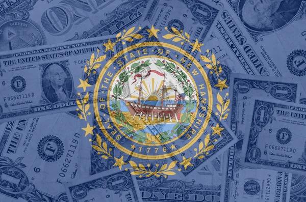 Estado de la nueva bandera de hampshire en Estados Unidos con billetes transparentes en dólares — Foto de Stock