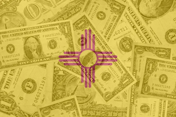 Estado americano da bandeira do Novo México com notas de dólar transparentes em — Fotografia de Stock