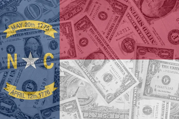 Bandera del estado norteamericano de Carolina del Norte con billete transparente en dólares —  Fotos de Stock