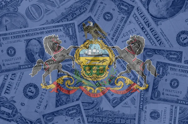 Stato americano della bandiera pennsilvania con banconote in dollari trasparenti — Foto Stock