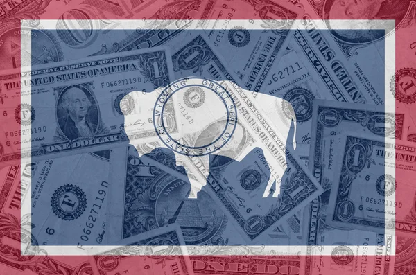 Bandera estadounidense de wyoming con billetes en dólares transparentes en ba — Foto de Stock