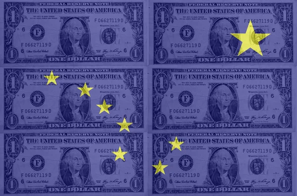 Drapeau de l'État américain de l'Alaska avec billets en dollars transparents en bac — Photo