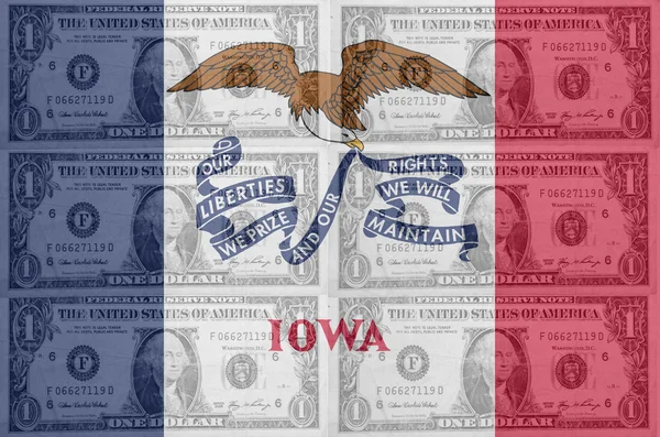 Bandiera dello stato americano dell'iowa con banconote in dollari trasparenti nel backg — Foto Stock