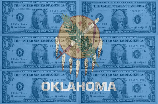 Estado de la bandera de Oklahoma con billetes en dólares transparentes en b —  Fotos de Stock