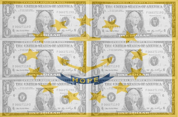 Etat américain de l'île de Rhode drapeau avec des billets en dollars transparents — Photo