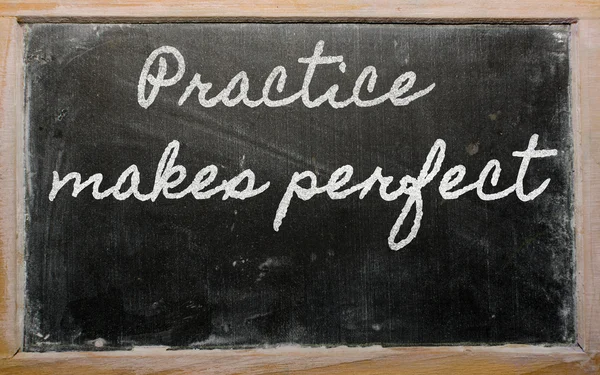 Έκφραση - πρακτική κάνει τέλειος - γραπτή πάνω σε μαύρο σχολείο — Φωτογραφία Αρχείου