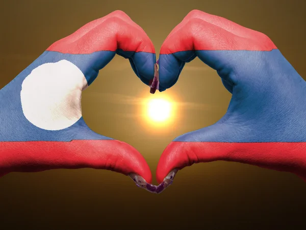 Cuore e amore gesto di mani colorate in laos bandiera durante beau — Foto Stock