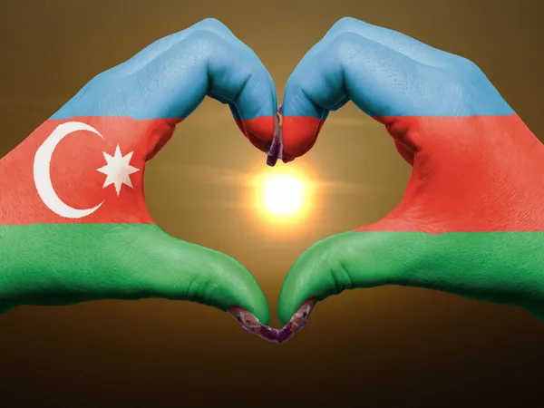 Herz und Liebe Geste von Händen in Azerbaijan Flagge Durin gefärbt — Stockfoto