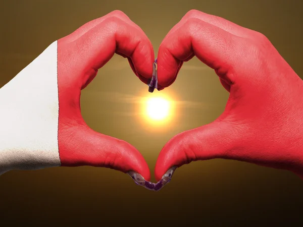 Coração e amor gesto por mãos coloridas na bandeira do Bahrein durante b — Fotografia de Stock