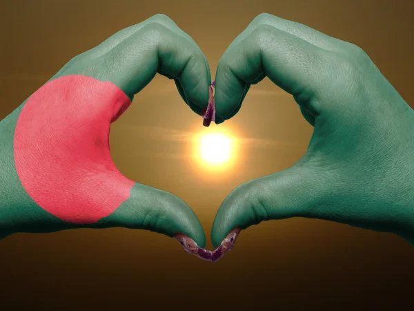 Жест любви и сердца руками, раскрашенными в бангладешский флаг дурин — стоковое фото