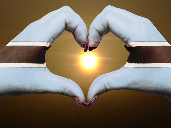Καρδιά και αγάπη χειρονομία από χέρια χρωματισμένη με σημαία της Μποτσουάνα κατά τη διάρκεια — Φωτογραφία Αρχείου