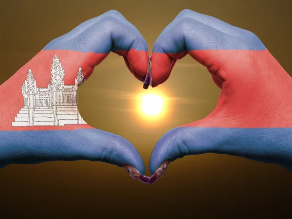 Жест любви и сердца руками, раскрашенными под камбоджийским флагом во время — стоковое фото