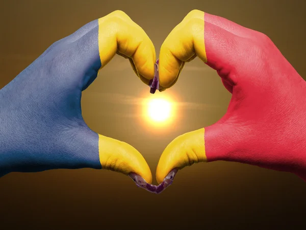 Corazón y el gesto de amor por las manos de color en la bandera de Chad durante beau — Foto de Stock