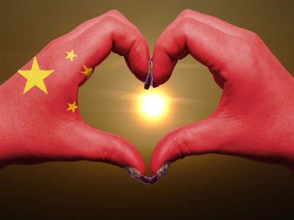 Cœur et geste d'amour par les mains colorées dans le drapeau de la Chine pendant le bea — Photo