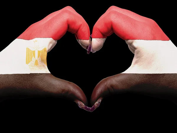 记不清的埃及国旗色的心和爱的姿态的手 — 图库照片