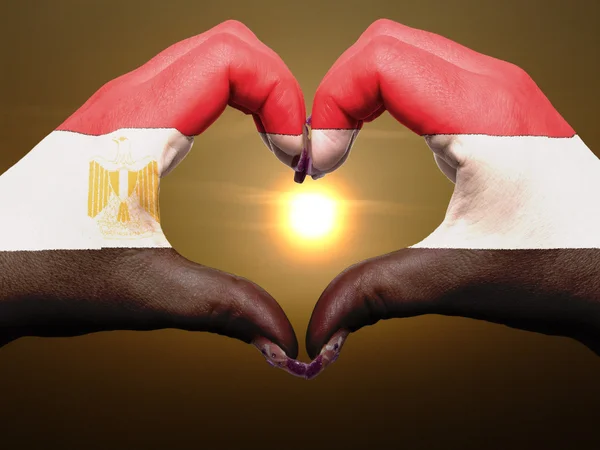 Bea の間にエジプトの国旗の色の心と愛のジェスチャーの手で — ストック写真