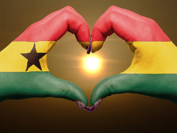 Corazón y gesto de amor con las manos coloreadas en la bandera de ghana durante bea —  Fotos de Stock