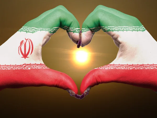 在博期间在伊朗国旗色的心和爱的姿态的手 — 图库照片