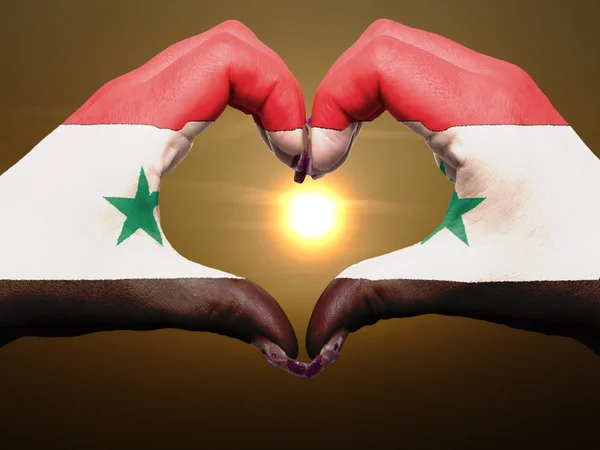 Corazón y gesto de amor con las manos coloreadas en la bandera iraq durante el beau —  Fotos de Stock