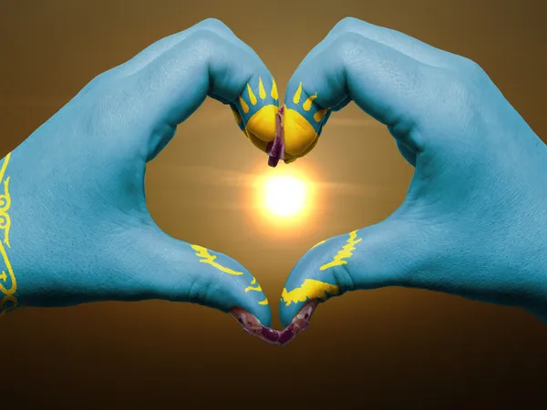 Kalp ve sevgi jest eller tarafından Kazakistan bayrağı durin renkli — Stok fotoğraf