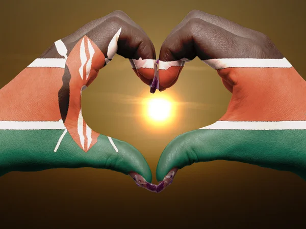 Heart and love gesture by hands colored in kenya flag during bea — Stock Photo, Image