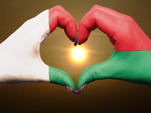 Cœur et geste d'amour par les mains colorées en drapeau madagascar durin — Photo