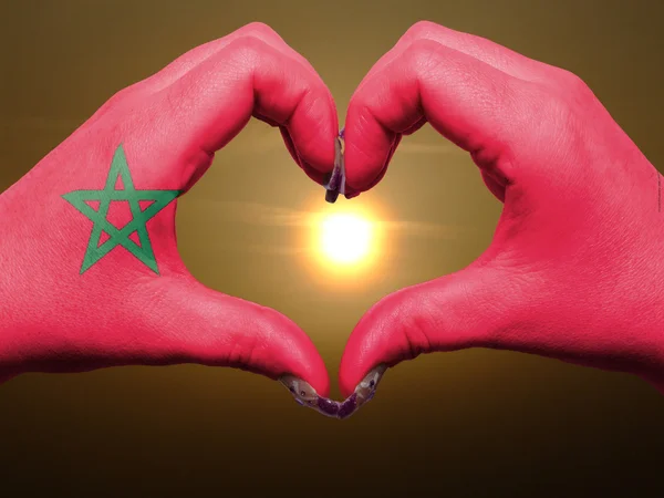 Herz und Liebe Geste von Händen in Marokko-Flagge gefärbt während b — Stockfoto