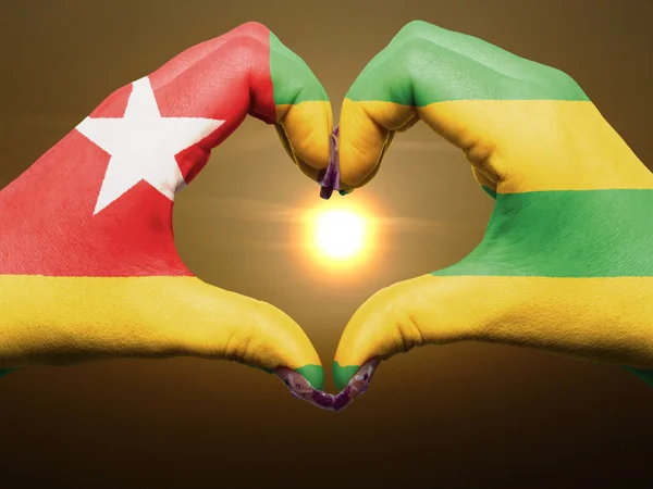 Coração e amor gesto por mãos coloridas em togo bandeira durante beau — Fotografia de Stock