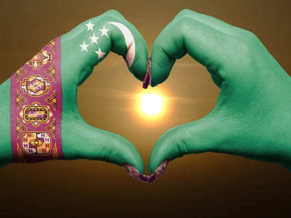 Hjärta och kärlek gest av händer färgade i turkmenistan flagga dur — Stockfoto